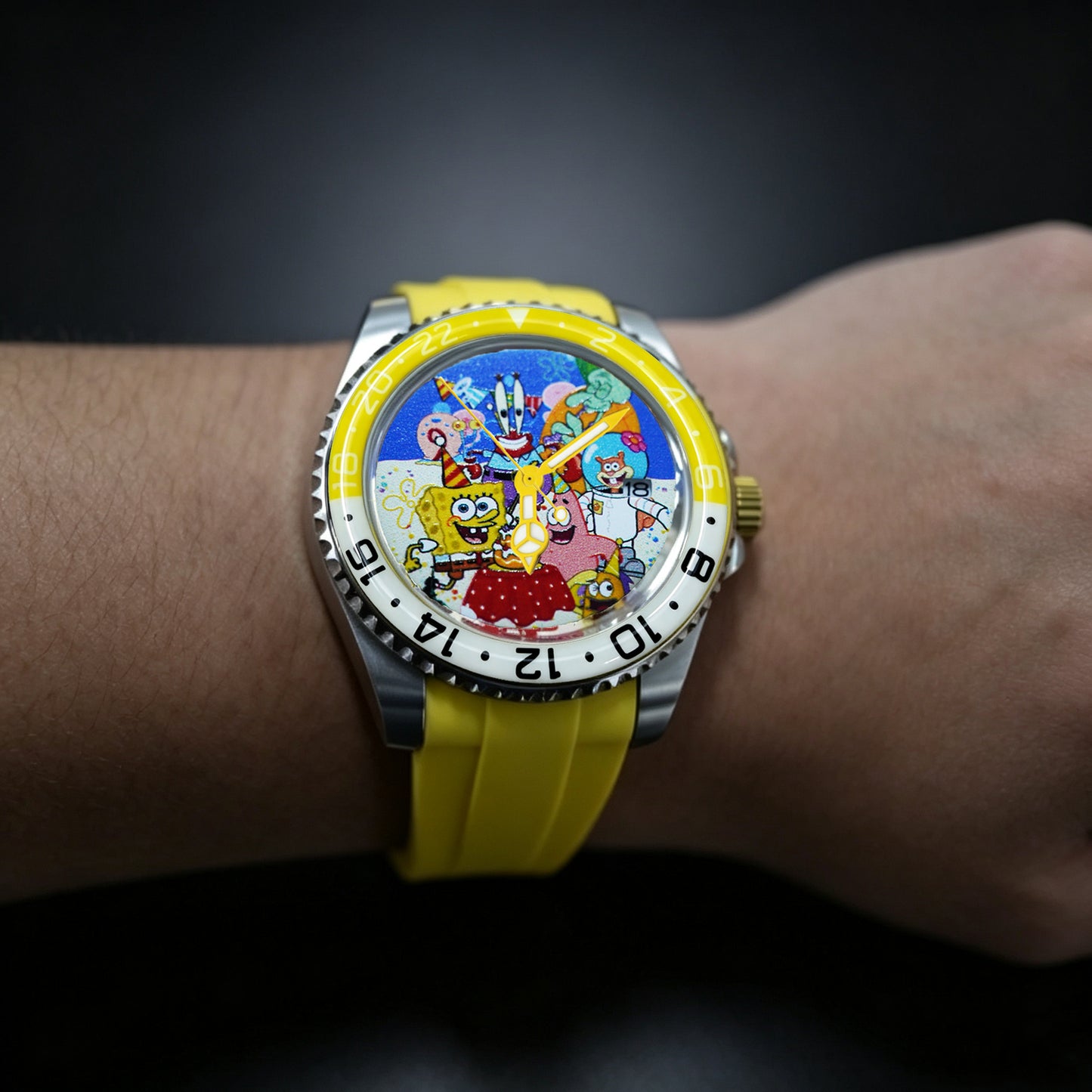 Handmade Custom SpongeBob Mechanical Dive Watch with NH35 Automatic Movement, Full Custom Bikini Bottom Cartoon Dial, Yellow Rubber Strap, Luminous Bezel, Engravable Case Back Bespoke Wristwatch For Anime Fans Limited Edition