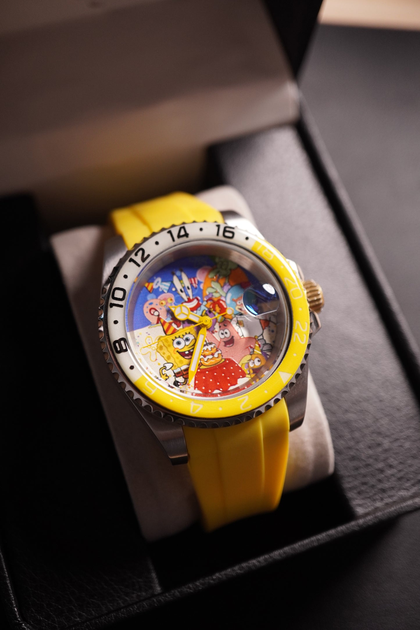 Handmade Custom SpongeBob Mechanical Dive Watch with NH35 Automatic Movement, Full Custom Bikini Bottom Cartoon Dial, Yellow Rubber Strap, Luminous Bezel, Engravable Case Back Bespoke Wristwatch For Anime Fans Limited Edition